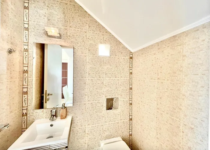 Luxury San George With Private Pool By Dadovillas Nidhrion